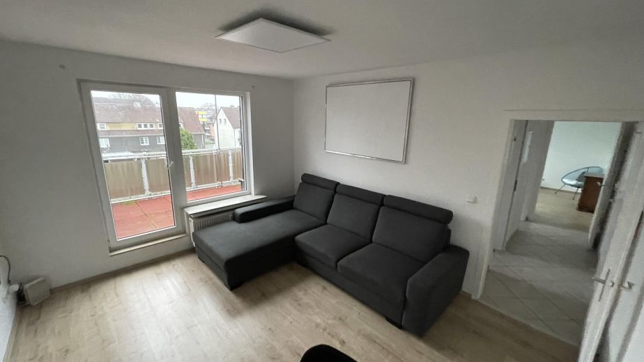2,5 Raum Südstadt, Balkon 18 m², Wannenbad + Fenster, Energetik erfüllt, viele Dämmungen – Wohnzimmer