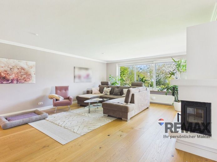 Modernisierter Bungalow mit kleiner Gewerbeeinheit in belebter Lage – Wohnzimmer