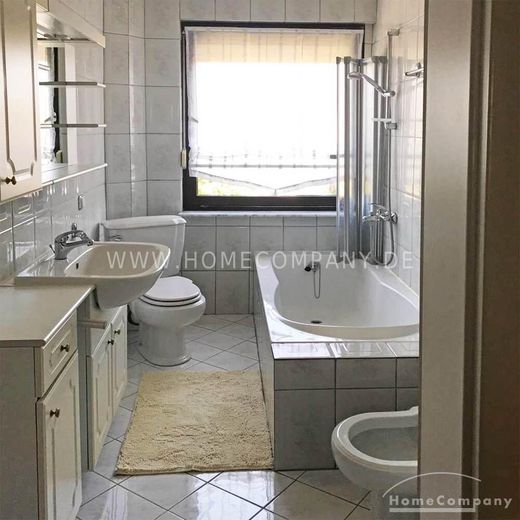 شقة من 5 غرف، مفروشة، الطابق الأول في منزل مكوّن من شقتين، تجهيزات عالية الجودة – d73bef03ca6ccd2f3b62043b5881313efd0c600e.jpg