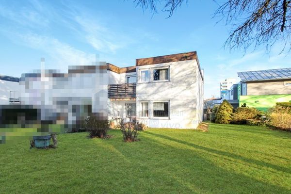 Casa unifamiliare adatta alle famiglie con giardino, terrazza soleggiata e balcone in una tranquilla zona residenziale di Bad Dürrheim, vicino al Salinensee e al centro città!