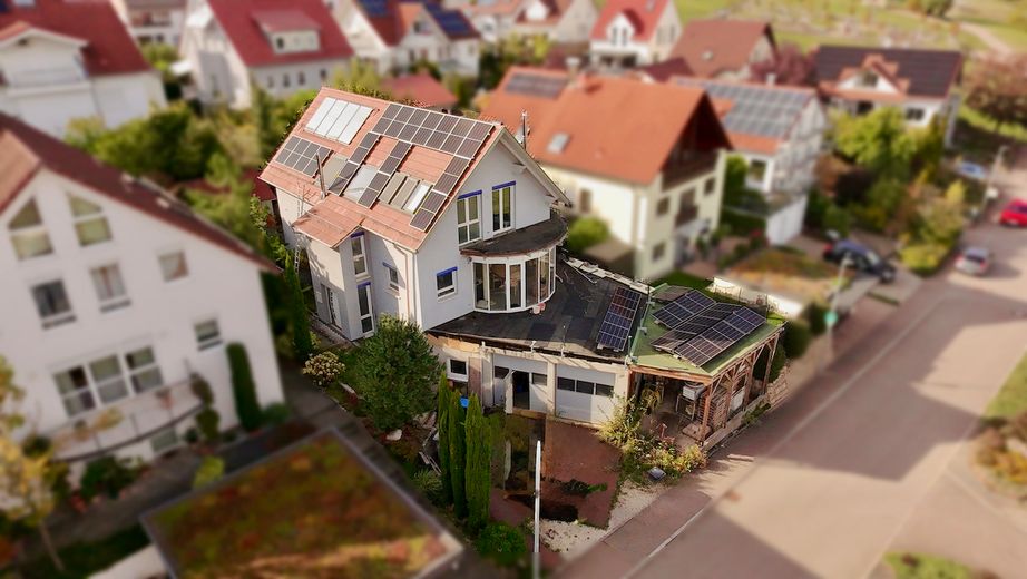 Dom jednorodzinny o wyjątkowej architekturze i dużym potencjale – Hausansicht von oben