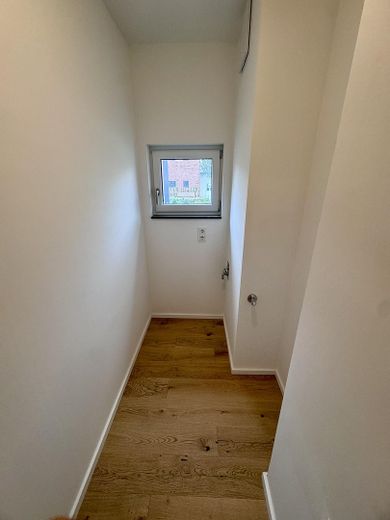 Güneşli teras ve bahçeye sahip mobilyalı yeni 2 odalı daire – Hauswirtschaftsraum 