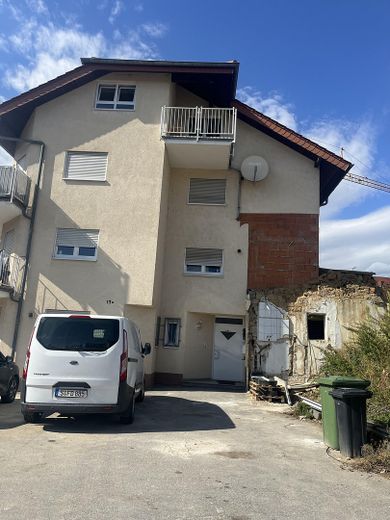 Luminoso appartamento mansardato di 3,5 locali con collegamento ottimale alla linea SNH – Foto 1