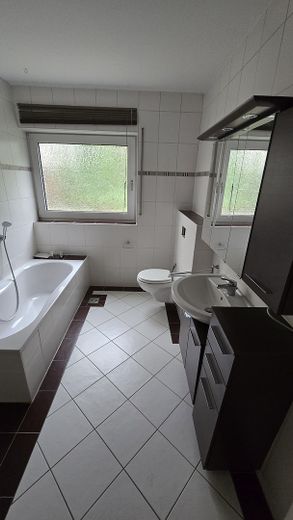 Bezugsfrei & provisionsfrei: Flexibles Dreifamilienhaus in Weilburg – Bad Souterrain
