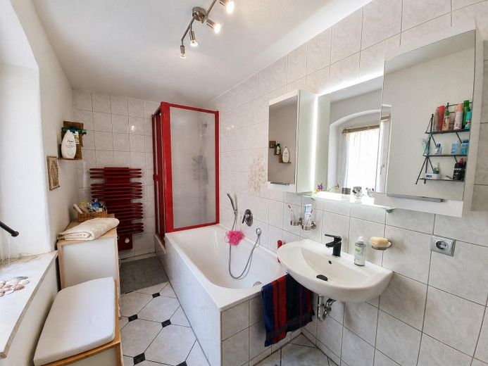 Senza provvigione: abitare personalmente o affittare - casa plurifamiliare con tre unità – Badezimmer 1.OG