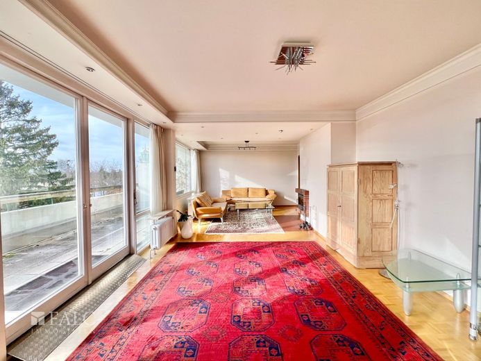 Exklusive Penthouse-Wohnung mit großzügiger Dachterrasse und Bergpanorama – Wohnbereich