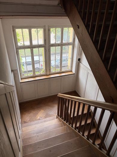 Esclusivo appartamento d’epoca di 146 m² completamente ristrutturato in posizione privilegiata a Göppingen–elegante, moderno, unico – Treppenhaus