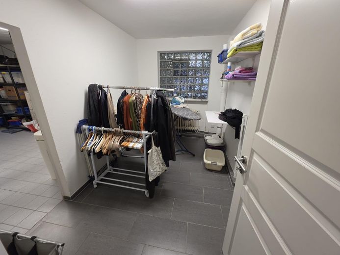 Israelsdorf: Gepflegtes EFH mit Einliegerwohnung nahe Naturschutzgebiet – Bügelraum, 8,5 qm