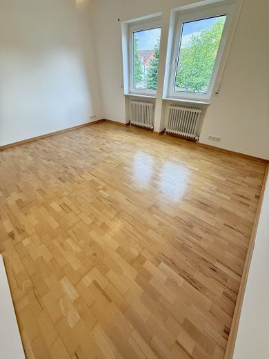 Helle, frisch sanierte 3-Zimmerwohnung mit großem Balkon und Blick ins Grüne – Schlafzimmer links