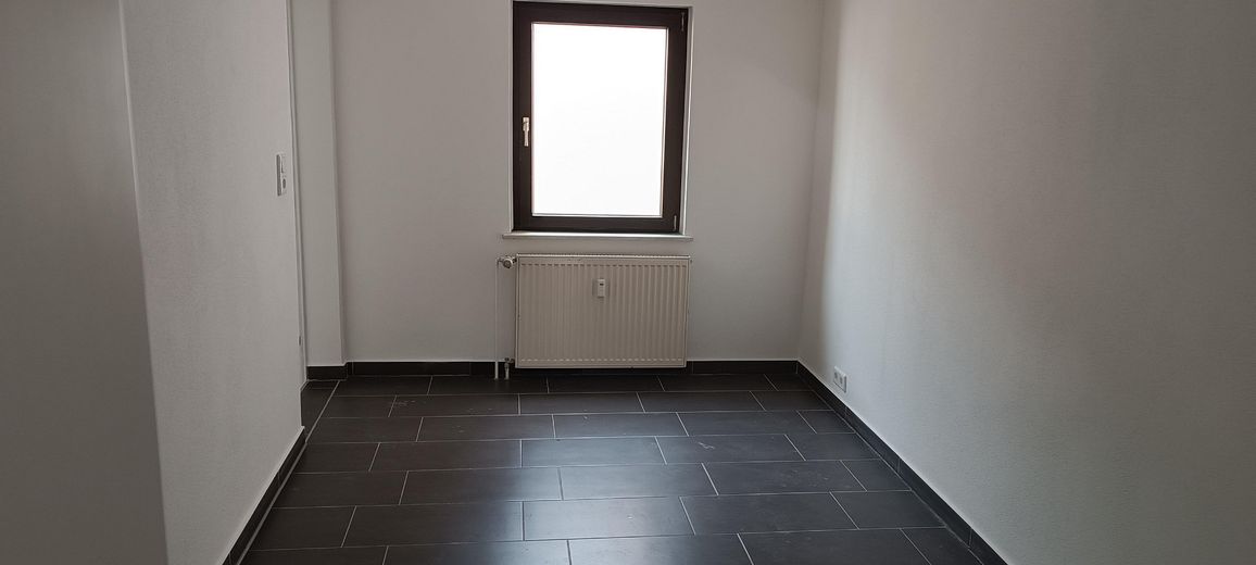 Frisch sanierte 2-Zimmer-Wohnung mit Einbauküche & neuem Kühlschrank in Aken (Elbe) – 1. OG, 37 m² – Schlafzimmer inkl Fenster