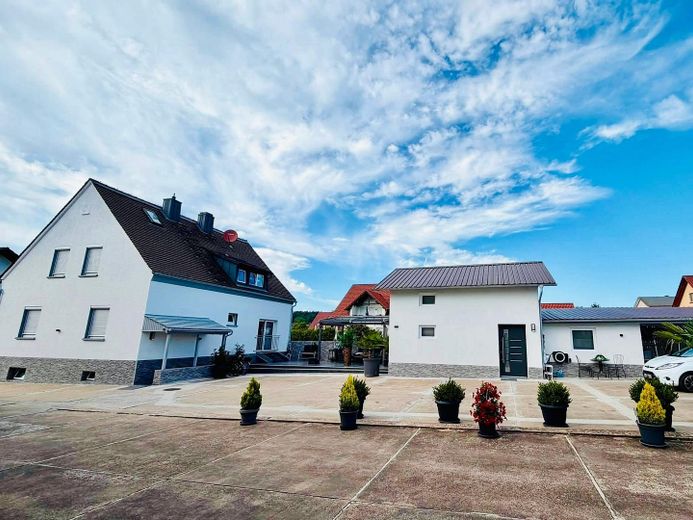 Wohnhaus mit mehreren möglichen Wohneinheiten und separatem Nebengebäude auf ca. 1110 m2 Grundstück – Foto 1