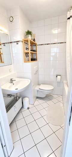 Mooie, gedeeltelijk gemeubileerde 2-kamerwoning op een centrale, rustige locatie – Badezimmer