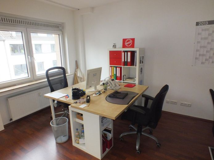 Kleines Büro mit Balkon mitten in City – Doppelarbeitsplatz