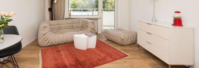Sofort einziehen & wohlfühlen: Sanierte 1,5-Zimmer-Wohnung mit Balkon in Bogenhausen – Das Wohnzimmer (1/3)