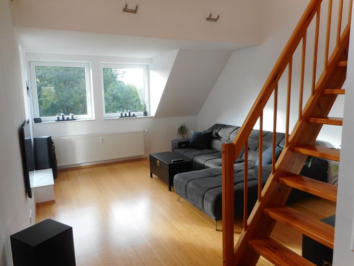 Helle voll möblierte Maisonette-Wohnung auf 2 Ebenen in ruhiger Lage in Hamburg-Eidelstedt – Wohnzimmer, Treppe zur Galerie