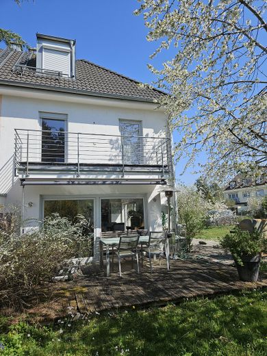Doppelhaushälfte in München-Untermenzing - familienfreundlich, nachhaltig, durchdacht – Haus von Süden