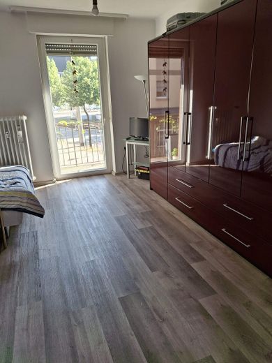 Helle Einzimmerwohnung mit Pantry Küche in zentraler Lage – Zimmer I