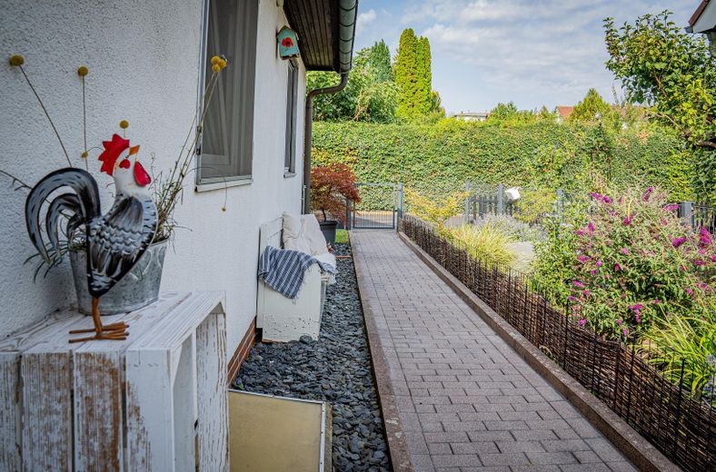 Freistehendes Familienhaus mit Traumgarten, Terrasse, Garage und viel Platz in Reinheim – Weg zur Haustür