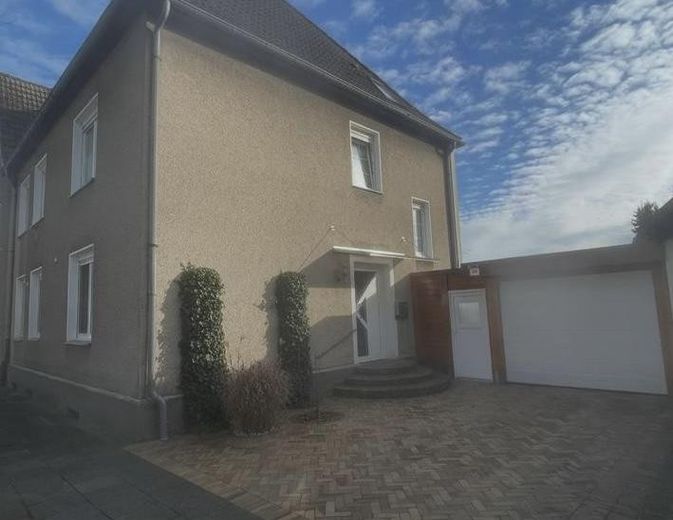 Modernes Einfamilienhaus mit viel Platz und idyllischem Garten, Kaufgrundstück – Vorderansicht