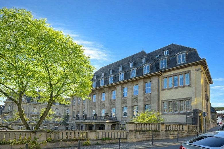 Wiesbaden: Perfekte 2 Zi-Kapitalanlage! Herrschaftliches Wohnen i. d. Kaiser-Friedrich-Residenz! – Außenansicht