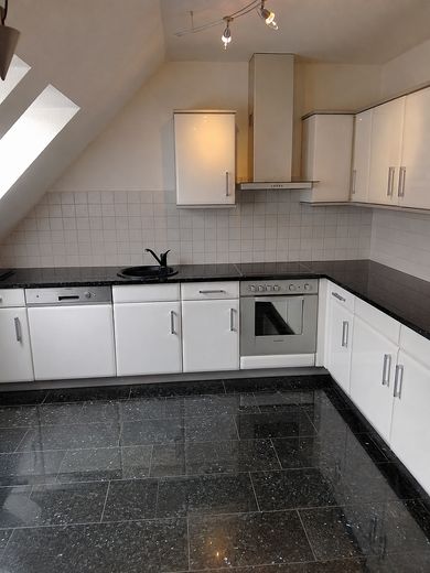 श्टाटफेल्ड ओस्ट में परिवार के लिए मेज़ोनेट: 160 m², 5,5 कमरे, बालकनी और 2 स्नानघर – Einbauküche mit Granitflächen
