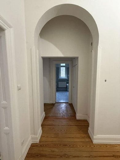 Stilvolle 2 Zimmer Altbauwohnung in der Belleetage in Hamburg-Harvestehude - – Diele mit Blick Richtung Bad