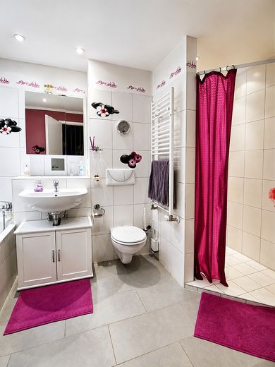 Vivere in modo moderno in una delle migliori zone residenziali di Ingolstadt – OG Bad