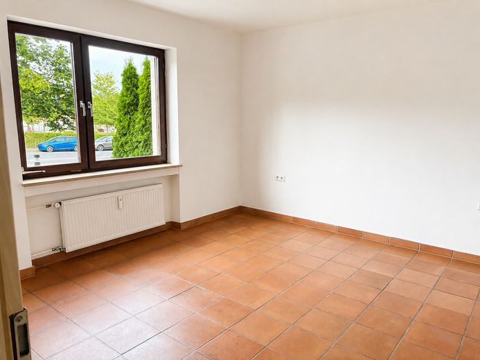 Bezugsfrei & provisionsfrei: Großzügige 2-Zimmer-Wohnung mit Südwest-Loggia und Stellplatz – Schlafzimmer Blick von Tür