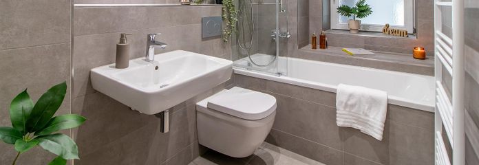Frei & neu modernisiert - energieeffizienter Wohntraum mit Wellness-Bad & Balkon in Top-Lage – Badezimmer