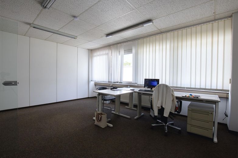 Flexible Büro- und Schulungsfläche mit 225 m² und 4 Stellplätzen in Reutlingen-Sondelfingen – Großes Einzelbüro