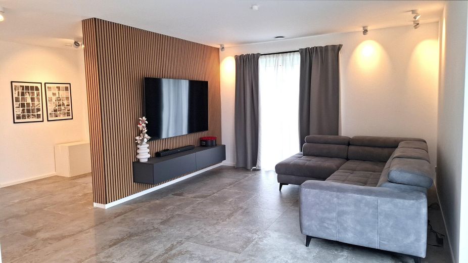 neuwertiges Einfamilienhaus mit der Doppelgarage – Wohnzimmer
