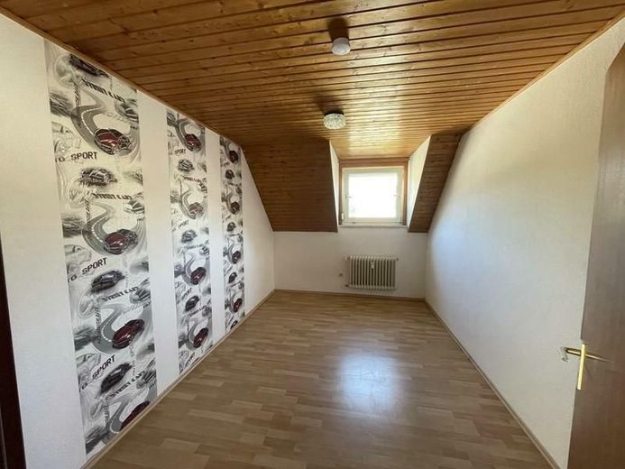 Wittlich-Gladbach -- 4 Zimmer DG-Wohnung (ca. 96 m²) zur grosszügigen Entfaltung -- – 8a Zimmer 2