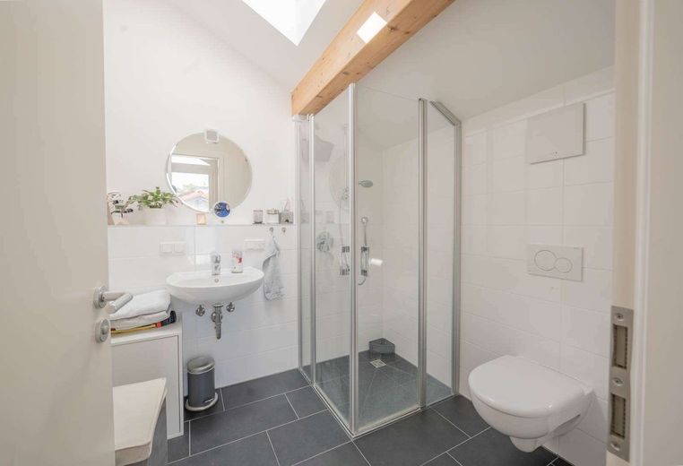 Großzügiges, effizientes Einfamilienhaus, 5 Zimmer + Hobbyraum, Terrasse mit Garten – Badezimmer