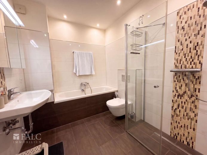 Top-Investment mit Wellness-Faktor: Sanierte Ertragsperle mit Saunahaus &amp; Garagen in wachsender Lage – Badezimmer 2. OG