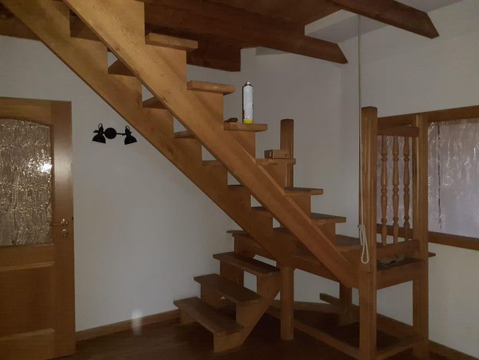 Massivholztreppe zum Dachboden