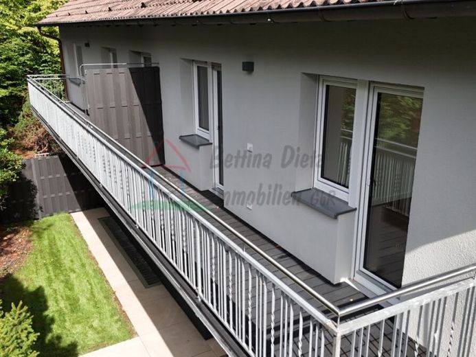 DIETZ: Appartamento di 3 locali al 1° piano nel 7-familiari ristrutturato energeticamente, con balcone verso il Godelsberg e il margine del bosco! – Foto 1