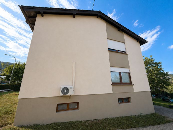 Modernize edilmiş müstakil ev | 196 m² yaşam alanı | 1.382 m² arsa | hemen taşınmaya hazır – Seitenansicht
