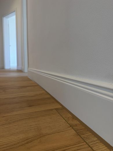سكن أول حصري - شقة قديمة أنيقة 4 غرف في موقع مركزي – Fußleisten (11,5 cm hoch)