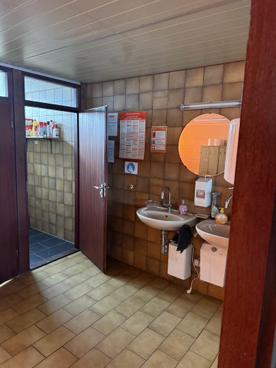 Gärtnerei in Burgau zu verkaufen oder vermieten – Sanitärräume