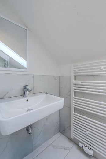Kernsanierte 2-Zimmer-Dachgeschosswohnung mit neuer Einbauküche & Stellplatz in Oberstenfeld – Badezimmer mit Waschbecken