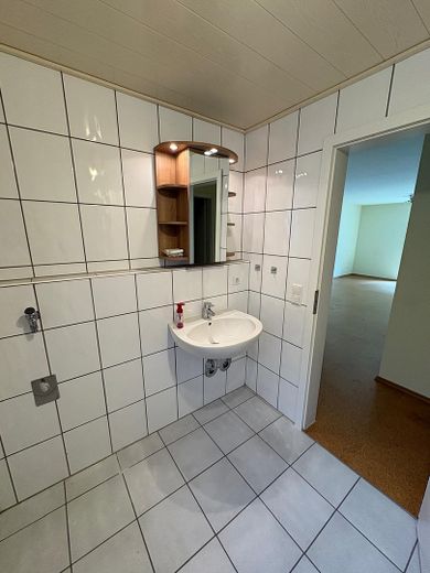 - RESERVIERT - Moderne 2-Zimmer-Wohnung mit Terrasse und Fußbodenheizung – Waschbecken