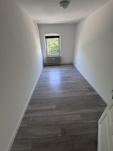 Frisch renovierte 4-Zimmer-Wohnung mit Balkon in zentraler Lage von Flensburg – Zimmer 1