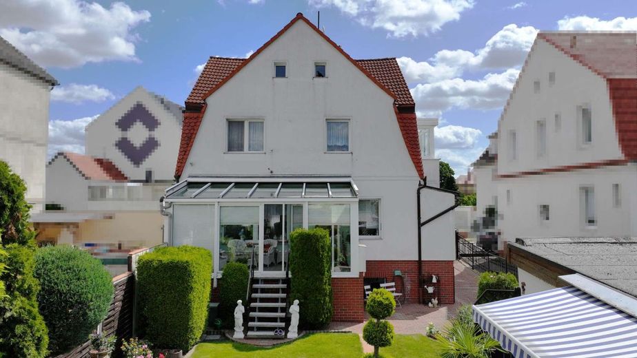 Familienhaus mit 162 m², Wintergarten und Garten in zentraler Lage von Burg bei Magdeburg – Suedwest Ansicht