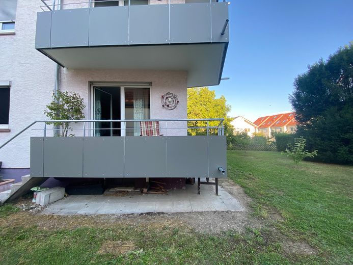 Luminosissimo appartamento di 3 locali con 2 balconi, 2 cantine, accesso al giardino, ottima distribuzione ecc. – https://media.ohne-makler.net/