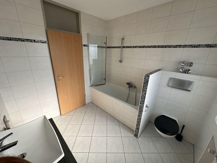 Wohnen im Zentrum – 3-Zimmer-Wohnung mit Balkon und Einbauküche in Langenfeld – Badezimmer 