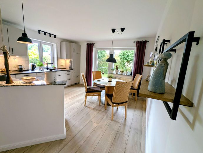 Provisionsfrei: Großzügiges Einfamilienhaus mit Südterrasse und Garten in Jaderberg – Küche