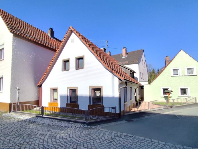 RESERVIERT - KLEIN, ABER OHO! Modernisiertes Einfamilienhäuschen mit Charme in 95346 Stadtsteinach - Einziehen &amp; Wohlfühlen! – Gebäudeansicht