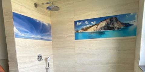 Badezimmer mit Regenfalldusche