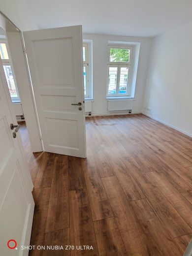 Appartement rénové dans un immeuble ancien avec balcon – calme et central à Gohlis – Wohnzimer