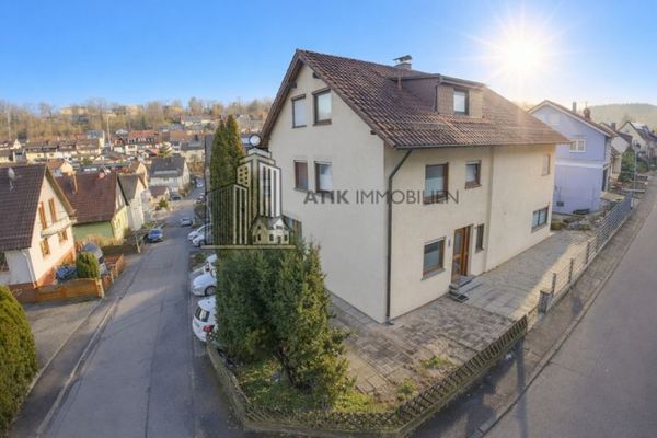 ATIK: Freistehendes Zweifamilienhaus mit Anbau auf großem Grundstück